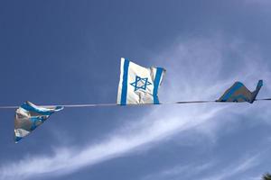 de blå och vit flagga av Israel med de sexuddig stjärna av david. foto