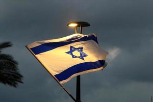 de blå och vit flagga av Israel med de sexuddig stjärna av david. foto