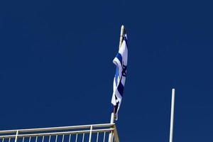 de blå och vit flagga av Israel med de sexuddig stjärna av david. foto