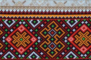 traditionell ukrainska folk konst stickat broderi mönster på textil- tyg foto