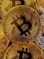 många gyllene bitcoins. kryptovaluta och virtuella pengar koncept foto