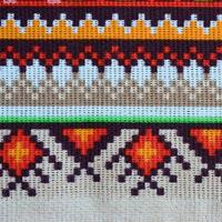 traditionell ukrainska folk konst stickat broderi mönster på textil- tyg foto