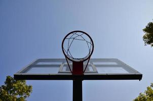 utomhus- basketboll ryggstöd med klar blå himmel foto