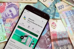 ternopil, ukraina - april 24, 2022 en bank bank app på smartphone skärm. en bank är Viktig kommersiell Bank i ukraina foto