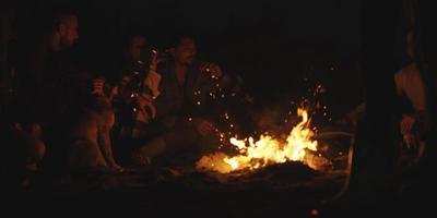 par njuter med vänner på natt på de strand foto