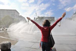 turist kvinna ha roligt i Frankrike foto