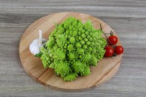 romanesco kål på trä foto