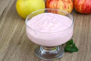 jordgubb yoghurt på trä foto