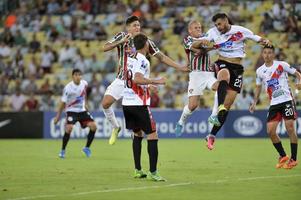 rio, Brasilien - april 11, 2018 - monte medina och marco junior spelare i match mellan fluminense och nacional potossi förbi de sulamerica mästerskap i maracana stadion foto