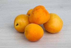 aprikoser på träbakgrund foto