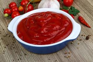 tomat ketchup på trä foto