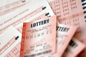 röd lotteri biljett lögner på rosa hasardspel ark med tal för märkning till spela lotteri. lotteri spelar begrepp eller hasardspel missbruk. stänga upp foto