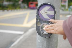 stänga upp av korsning signal knapp i singapore foto