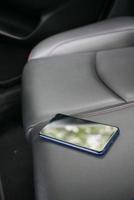 glömma smartphone på bil sittplats förlorat smart telefon foto