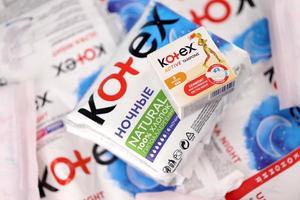 kharkiv, ukraina - december 16, 2021 kotex produktion med logotyp. kotex är en varumärke av feminin hygien Produkter, inkluderar maxi, tunn och ultra tunn dynor. foto