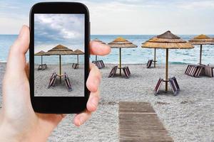 turist tar Foto av tömma joniska hav strand