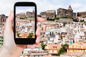 turist tar Foto av små berg stad