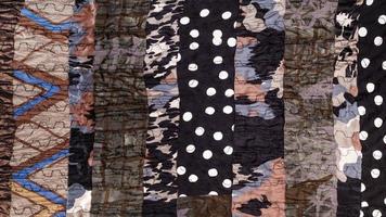 yta av handgjort brun patchwork scarf foto