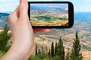 turist tar Foto av helig landa från montera nebo