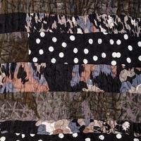 fragment av handgjort brun patchwork scarf foto