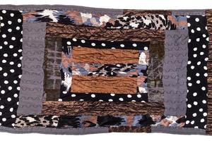 del av handgjort brun patchwork scarf isolerat foto