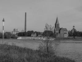 de stad av emmerich på de Rhen flod foto