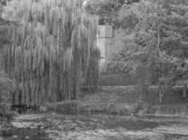 de stad av nijmegen på de flod waal i de nederländerna foto