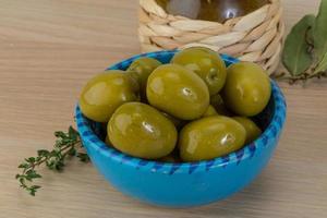 grön oliver på trä foto