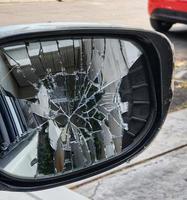 en bilens rätt sida bakåtsikt spegel var bruten när den var träffa förbi annan fordon foto