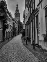 de stad av nijmegen på de flod waal i de nederländerna foto