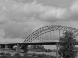 de stad av nijmegen på de flod waal i de nederländerna foto