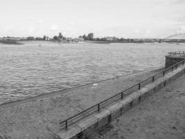 de stad av nijmegen på de flod waal i de nederländerna foto