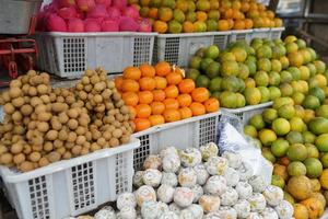 traditionell frukt affär med Allt typer av mängd i de korg. frukt marknadsföra bakgrund foto