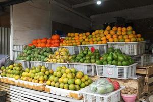 traditionell frukt affär med Allt typer av mängd i de korg. frukt marknadsföra bakgrund foto
