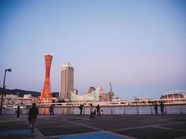 kobe, Japan, november 8, 2019 de kobe hamn torn med blå himmel bakgrund. ett av de landmärken av japan foto