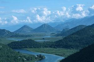 dal av de crnojevici flod strömmande in i de skadar sjö, monte foto