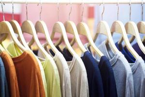 kläder tillfällig ha på sig färgrik mängd på galgar i en detaljhandeln affär Lagra. foto