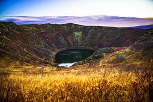 kerith eller kerid, en vulkanisk krater sjö belägen i de grimsnes område i söder Island, längs de gyllene cirkel foto