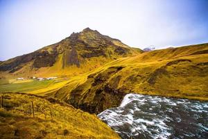 skogafoss, en vattenfall belägen på de skoga flod i de söder av island på de klippor av de före detta kustlinje foto