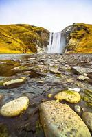 skogafoss, en vattenfall belägen på de skoga flod i de söder av island på de klippor av de före detta kustlinje foto