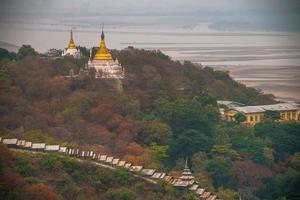 sagaing kulle med talrik pagoder och buddist kloster på de irrawaddy flod, saga, myanmar foto