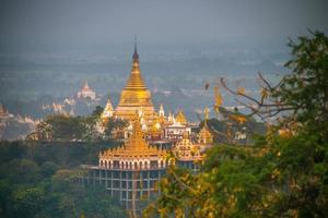 sagaing kulle med talrik pagoder och buddist kloster på de irrawaddy flod, saga, myanmar foto