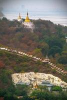 sagaing kulle med talrik pagoder och buddist kloster på de irrawaddy flod, saga, myanmar foto