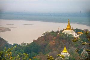 sagaing kulle med talrik pagoder och buddist kloster på de irrawaddy flod, saga, myanmar foto