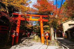 kurama, kyoto prefektur, kansai, japan - november 21, 2019 - höst scen med röd toriien Port ingång till kifune jinja, eller kifune helgedom foto