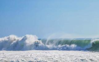 ytterst enorm stor surfare vågor på strand puerto escondido Mexiko. foto