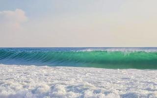 ytterst enorm stor surfare vågor på strand puerto escondido Mexiko. foto