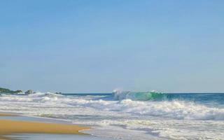 ytterst enorm stor surfare vågor på strand puerto escondido Mexiko. foto