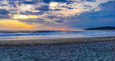 färgrik gyllene solnedgång stor Vinka och strand puerto escondido Mexiko. foto