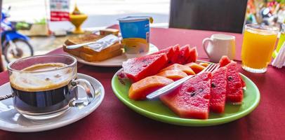 färsk frukost med ananas vattenmelon orange juice rostat bröd phuket thailand. foto